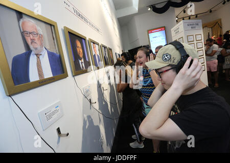 New York, USA. 18. Juni 2017. Gäste interagieren mit Displays auf The Daily Show Donald J. Trump Twitter Präsidentenbibliothek auf West 57th Street in Manhattan am letzten Tag der dreitägigen Pop-up-Ausstellung am Sonntag, 18. Juni 2017 in New York, USA. Bildnachweis: SEAN DRAKES/Alamy Live-Nachrichten Stockfoto