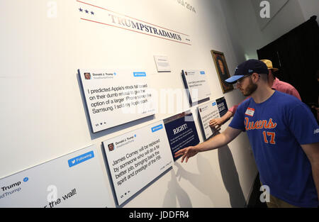 New York, USA. 18. Juni 2017. Gäste interagieren mit Displays auf The Daily Show Donald J. Trump Twitter Präsidentenbibliothek auf West 57th Street in Manhattan am letzten Tag der dreitägigen Pop-up-Ausstellung am Sonntag, 18. Juni 2017 in New York, USA. Bildnachweis: SEAN DRAKES/Alamy Live-Nachrichten Stockfoto