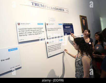 New York, USA. 18. Juni 2017. Gäste interagieren mit Displays auf The Daily Show Donald J. Trump Twitter Präsidentenbibliothek auf West 57th Street in Manhattan am letzten Tag der dreitägigen Pop-up-Ausstellung am Sonntag, 18. Juni 2017 in New York, USA. Bildnachweis: SEAN DRAKES/Alamy Live-Nachrichten Stockfoto