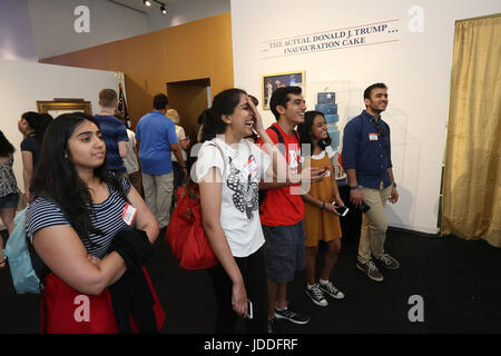 New York, USA. 18. Juni 2017. Gäste interagieren mit Displays auf The Daily Show Donald J. Trump Twitter Präsidentenbibliothek auf West 57th Street in Manhattan am letzten Tag der dreitägigen Pop-up-Ausstellung am Sonntag, 18. Juni 2017 in New York, USA. Bildnachweis: SEAN DRAKES/Alamy Live-Nachrichten Stockfoto