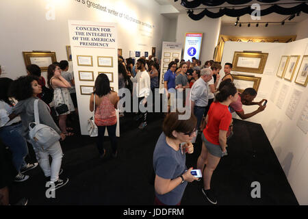 New York, USA. 18. Juni 2017. Gäste interagieren mit Displays auf The Daily Show Donald J. Trump Twitter Präsidentenbibliothek auf West 57th Street in Manhattan am letzten Tag der dreitägigen Pop-up-Ausstellung am Sonntag, 18. Juni 2017 in New York, USA. Bildnachweis: SEAN DRAKES/Alamy Live-Nachrichten Stockfoto