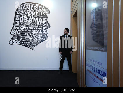 New York, USA. 18. Juni 2017. Eine Montage auf dem Display an The Daily Show Donald J. Trump Twitter Präsidentenbibliothek auf West 57th Street in Manhattan am letzten Tag der dreitägigen Pop-up-Ausstellung am Sonntag, 18. Juni 2017 in New York, USA. Bildnachweis: SEAN DRAKES/Alamy Live-Nachrichten Stockfoto