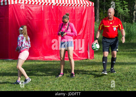 Mariehamn, Åland-Inseln, Finnland, 19. Juni 2017.  Gruppenspiele am zweiten Tag des Alandia Cup am Baltichallen in Mariehamn, Åland, Finnland am 19. Juni 2017. Über 1500 Spieler aus mehr als 100 Jugendmannschaften aus ganz Schweden und Finnland beteiligen sich die beliebte jährliche Sommer-Fußball-Turnier in den finnischen Schären. Im Bild: Ein Schiedsrichter bereitet für ein Gruppenspiel. Foto: Rob Watkins/Alamy News Stockfoto