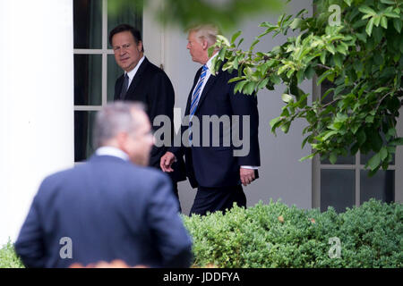 Washington, USA. 19. Juni 2017. U.S. President Donald Trump (R) begrüßt panamaische Präsident Juan Carlos Varela im Weißen Haus in Washington, DC, USA, 19. Juni 2017. Bildnachweis: Ting Shen/Xinhua/Alamy Live-Nachrichten Stockfoto