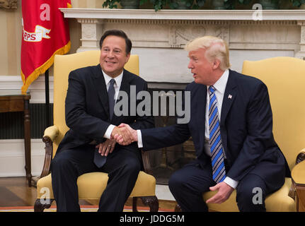 Washington DC, USA. 19. Juni 2017. US-Präsident Donald J. Trump schüttelt Hände mit Präsident Juan Carlos Varela von Panama im Oval Office des weißen Hauses in Washington, DC am 19. Juni 2017. Bildnachweis: Molly Riley/CNP/MediaPunch/Alamy Live-Nachrichten Stockfoto