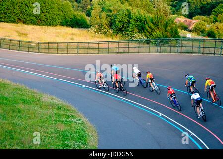 Bournemouth, UK. 19. Juni 2017. Radfahrer trainieren auf Radrennbahn bis zur Abenddämmerung. Bildnachweis: Ajit Wick/Alamy Live-Nachrichten Stockfoto