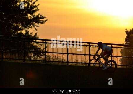 Bournemouth, UK. 19. Juni 2017. Radfahrer trainieren auf Radrennbahn bis zur Abenddämmerung. Bildnachweis: Ajit Wick/Alamy Live-Nachrichten Stockfoto