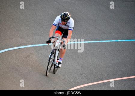 Bournemouth, UK. 19. Juni 2017. Radfahrer trainieren auf Radrennbahn bis zur Abenddämmerung. Bildnachweis: Ajit Wick/Alamy Live-Nachrichten Stockfoto