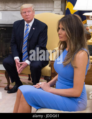 Washington DC, USA. 19. Juni 2017. US-Präsident Donald Trump, trifft sich mit First Lady Melania Trump, mit Präsident Juan Carlos Varela von Panama im Oval Office des weißen Hauses in Washington, DC am 19. Juni 2017. Bildnachweis: Molly Riley/CNP/MediaPunch/Alamy Live-Nachrichten Stockfoto