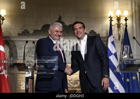 Athen. 19. Juni 2017. Greek Prime Minister Alexis Tsipras (R) schüttelt Hände mit türkischen Ministerpräsidenten Binali Yildirim während einer gemeinsamen Pressekonferenz in Athen am 19. Juni 2017. Griechenlands Politiker und der türkische Ministerpräsident Binali Yildirim verpflichtet am Montag auf die Dinge konzentrieren, die die beiden Länder als langjährige Unterschiede zu vereinen. Bildnachweis: Marios Lolos/Xinhua/Alamy Live-Nachrichten Stockfoto