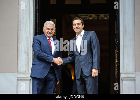 Athen. 19. Juni 2017. Greek Prime Minister Alexis Tsipras (R) begrüßt türkische Ministerpräsident Binali Yildirim in Athen am 19. Juni 2017. Griechenlands Politiker und der türkische Ministerpräsident Binali Yildirim verpflichtet am Montag auf die Dinge konzentrieren, die die beiden Länder als langjährige Unterschiede zu vereinen. Bildnachweis: Marios Lolos/Xinhua/Alamy Live-Nachrichten Stockfoto