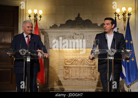 Athen. 19. Juni 2017. Greek Prime Minister Alexis Tsipras (R) und der türkische Ministerpräsident Binali Yildirim halten eine gemeinsame Pressekonferenz in Athen am 19. Juni 2017. Griechenlands Politiker und der türkische Ministerpräsident Binali Yildirim verpflichtet am Montag auf die Dinge konzentrieren, die die beiden Länder als langjährige Unterschiede zu vereinen. Bildnachweis: Marios Lolos/Xinhua/Alamy Live-Nachrichten Stockfoto