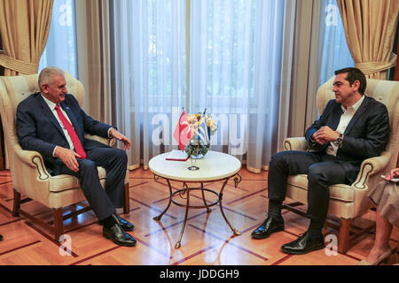 Athen. 19. Juni 2017. Greek Prime Minister Alexis Tsipras (R) trifft sich mit türkischen Ministerpräsidenten Binali Yildirim in Athen am 19. Juni 2017. Griechenlands Politiker und der türkische Ministerpräsident Binali Yildirim verpflichtet am Montag auf die Dinge konzentrieren, die die beiden Länder als langjährige Unterschiede zu vereinen. Bildnachweis: Marios Lolos/Xinhua/Alamy Live-Nachrichten Stockfoto