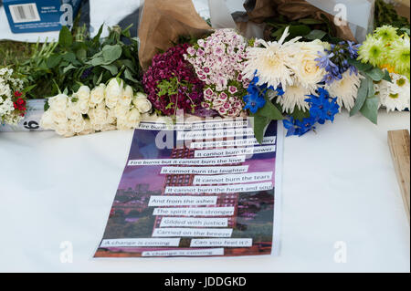 London, UK. 19. Juni 2017. Hunderte von Menschen versammeln sich in Parliament Square, ein Denkmal und zahlen Tribut an die Opfer des Feuers Grenfell Turm zu schaffen. Die Anzahl der Menschen entweder tot oder fehlt vermutlich tot nach der Tragödie, die Grenfell Turm am Mittwoch, den 14. Juni stattfand, 79 gestiegen. Bildnachweis: Wiktor Szymanowicz/Alamy Live-Nachrichten Stockfoto