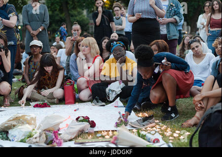 London, UK. 19. Juni 2017. Hunderte von Menschen versammeln sich in Parliament Square, ein Denkmal und zahlen Tribut an die Opfer des Feuers Grenfell Turm zu schaffen. Die Anzahl der Menschen entweder tot oder fehlt vermutlich tot nach der Tragödie, die Grenfell Turm am Mittwoch, den 14. Juni stattfand, 79 gestiegen. Bildnachweis: Wiktor Szymanowicz/Alamy Live-Nachrichten Stockfoto