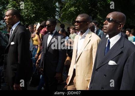 London, UK. 19. Juni 2017. Hillary Muhammed, Farrakhans Vertreter (2. von rechts} und Mitglieder der Nation des Islams während einer stillen Marsch für den Start der Gerechtigkeit für Grenfell-Kampagne für die Opfer der Brandkatastrophe in West London. 79 Menschen gelten als vermisst oder tot nach 24 Etagen Wohn Grenfell Hochhaus im Latimer Road wurde verschlungen in Flammen in den frühen Morgenstunden am 14. Juni. Bildnachweis: Thabo Jaiyesimi/Alamy Live-Nachrichten Stockfoto