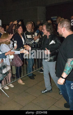 Glasgow, Schottland, Großbritannien. 19 Juni, 2017. Veteran der US-Sänger und Songwriter, Jackson Browne, stoppt die Fans außerhalb der Glasgow Royal Concert Hall zu begrüßen, bevor Sie sich an Bord seiner Tour Bus. Er hatte sich vorher ausverkauften Leistung am Veranstaltungsort. Iain McGuinness/Alamy leben Nachrichten Stockfoto