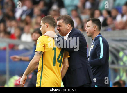 Sotschi, Russland. 19. Juni 2017. Australiens Cheftrainer Postecoglou Ange (C) Gespräche zu James Troisi (L) in der Gruppe B Spiel zwischen Australien und Deutschland der FIFA-Konföderationen-Pokal 2017 in Sotschi, Russland, am 19. Juni 2017. Deutschland gewinnt 3: 2. Bildnachweis: Xu Zijian/Xinhua/Alamy Live-Nachrichten Stockfoto