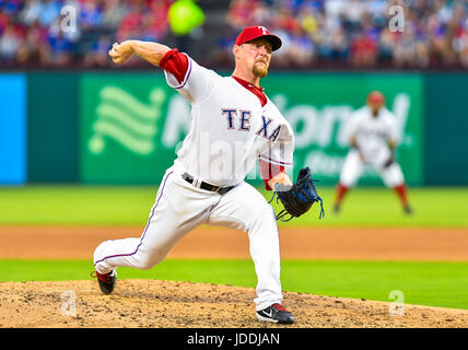 Arlington, Texas, USA. 19. Juni 2017. Texas Rangers ab Krug Austin Bibens Dirkx #56 5 Innings aufgeschlagen und gab 5 läuft während eines MLB-Spiels zwischen der Toronto Blue Jays und die Texas Rangers im Globe Life Park in Arlington, TX Toronto besiegt Texas 7-6 Albert Pena/CSM Credit: Cal Sport Media/Alamy Live News Stockfoto