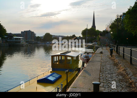 Bristol, UK. 20. Juni 2017. UK Weather.Early Sonnenaufgang über Bristol Citys floating Harbour mit St Mary Redcliffe Kirche im Hintergrund. Robert Timoney/AlamyLiveNews Stockfoto