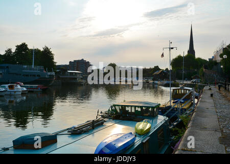 Bristol, UK. 20. Juni 2017. UK Weather.Early Sonnenaufgang über Bristol Citys floating Harbour mit St Mary Redcliffe Kirche im Hintergrund. Robert Timoney/AlamyLiveNews Stockfoto