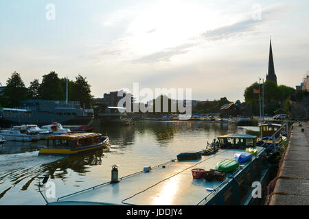 Bristol, UK. 20. Juni 2017. UK Weather.Early Sonnenaufgang über Bristol Citys floating Harbour mit St Mary Redcliffe Kirche im Hintergrund. Robert Timoney/AlamyLiveNews Stockfoto