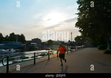 Bristol, UK. 20. Juni 2017. UK Weather.Early Sonnenaufgang über Bristol Citys floating Harbour mit St Mary Redcliffe Kirche im Hintergrund. Robert Timoney/AlamyLiveNews Stockfoto