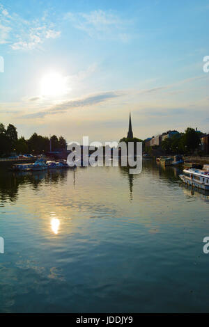 Bristol, UK. 20. Juni 2017. UK Weather.Early Sonnenaufgang über Bristol Citys floating Harbour mit St Mary Redcliffe Kirche im Hintergrund. Robert Timoney/AlamyLiveNews Stockfoto