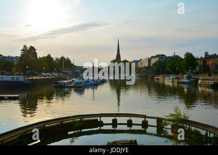 Bristol, UK. 20. Juni 2017. UK Weather.Early Sonnenaufgang über Bristol City floating Harbour mit St Mary Redcliffe Kirche im Hintergrund. Robert Timoney/AlamyLiveNews Stockfoto