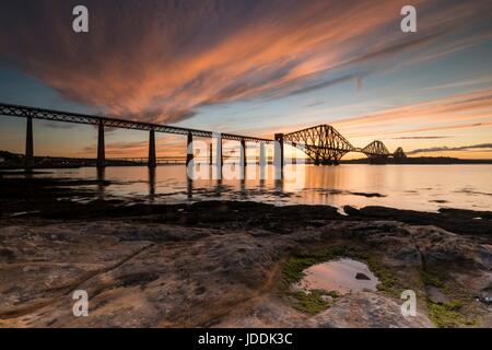 Edinburgh, Schottland. 20. Juni 2017. Einen spektakulären Sonnenuntergang über den Forth Bridges in South Queensferry in der Nähe von Edinburgh Credit: Rich Dyson/Alamy Live News Stockfoto