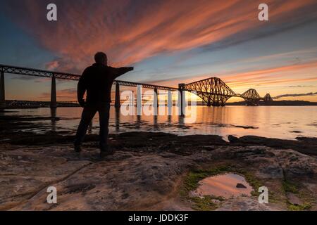 Edinburgh, Schottland. 20. Juni 2017. Einen spektakulären Sonnenuntergang über den Forth Bridges in South Queensferry in der Nähe von Edinburgh Credit: Rich Dyson/Alamy Live News Stockfoto