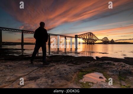 Edinburgh, Schottland. 20. Juni 2017. Einen spektakulären Sonnenuntergang über den Forth Bridges in South Queensferry in der Nähe von Edinburgh Credit: Rich Dyson/Alamy Live News Stockfoto