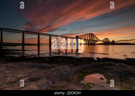 Edinburgh, Schottland. 20. Juni 2017. Einen spektakulären Sonnenuntergang über den Forth Bridges in South Queensferry in der Nähe von Edinburgh Credit: Rich Dyson/Alamy Live News Stockfoto