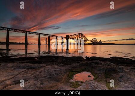 Edinburgh, Schottland. 20. Juni 2017. Einen spektakulären Sonnenuntergang über den Forth Bridges in South Queensferry in der Nähe von Edinburgh Credit: Rich Dyson/Alamy Live News Stockfoto