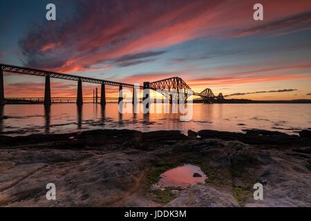 Edinburgh, Schottland. 20. Juni 2017. Einen spektakulären Sonnenuntergang über den Forth Bridges in South Queensferry in der Nähe von Edinburgh Credit: Rich Dyson/Alamy Live News Stockfoto