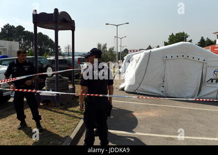 Leiria, Portugal. 19. Juni 2017. Polizisten sind in der Kommandozentrale Disaster Relief in Avelar in der Nähe von Leiria, rund 200 Kilometer nordöstlich von Lissabon, Portugal, 19. Juni 2017 gesehen. Die Zahl der Todesopfer durch den Wald Feuer wütet in Zentral Portugal stieg auf 64 am Sonntag, mit 135 Verletzte, und Suche nach Einrichtungen und Untersuchung über die Ursache der Katastrophe waren noch im Gange. Bildnachweis: Zhang Liyun/Xinhua/Alamy Live-Nachrichten Stockfoto