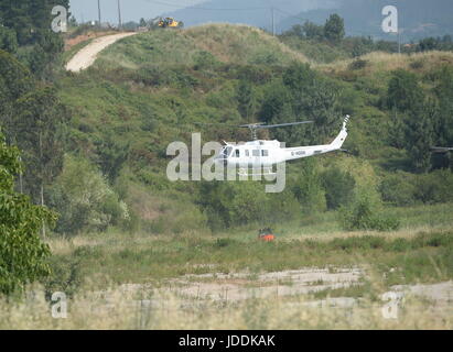 Leiria, Portugal. 19. Juni 2017. Ein Hubschrauber führt Rettungseinsätze in Avelar in der Nähe von Leiria, rund 200 Kilometer nordöstlich von Lissabon, Portugal, 19. Juni 2017. Die Zahl der Todesopfer durch den Wald Feuer wütet in Zentral Portugal stieg auf 64 am Sonntag, mit 135 Verletzte, und Suche nach Einrichtungen und Untersuchung über die Ursache der Katastrophe waren noch im Gange. Bildnachweis: Zhang Liyun/Xinhua/Alamy Live-Nachrichten Stockfoto