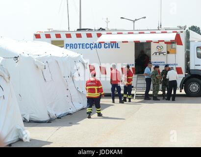 Leiria, Portugal. 19. Juni 2017. Retter sind in der Kommandozentrale Disaster Relief in Avelar in der Nähe von Leiria, rund 200 Kilometer nordöstlich von Lissabon, Portugal, 19. Juni 2017 gesehen. Die Zahl der Todesopfer durch den Wald Feuer wütet in Zentral Portugal stieg auf 64 am Sonntag, mit 135 Verletzte, und Suche nach Einrichtungen und Untersuchung über die Ursache der Katastrophe waren noch im Gange. Bildnachweis: Zhang Liyun/Xinhua/Alamy Live-Nachrichten Stockfoto