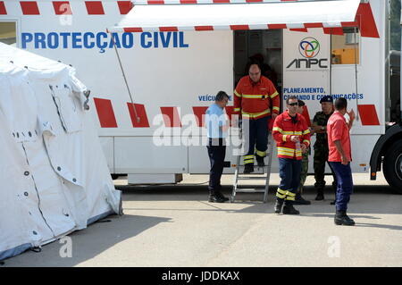 Leiria, Portugal. 19. Juni 2017. Retter sind in der Kommandozentrale Disaster Relief in Avelar in der Nähe von Leiria, rund 200 Kilometer nordöstlich von Lissabon, am 19. Juni 2017 gesehen. Die Zahl der Todesopfer durch den Wald Feuer wütet in Zentral Portugal stieg auf 64 am Sonntag, mit 135 Verletzte, und Suche nach Einrichtungen und Untersuchung über die Ursache der Katastrophe waren noch im Gange. Bildnachweis: Zhang Liyun/Xinhua/Alamy Live-Nachrichten Stockfoto