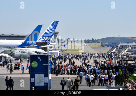 Paris, Frankreich. 19. Juni 2017. Menschen nehmen an der 52. International Paris Air und Space Show auf dem Flughafen Le Bourget bei Paris, Frankreich, am 19. Juni 2017. Die 52. International Paris Air und Space Show startete am Montag die Spitzentechnologie von heute und die Zukunft der Luft- und Raumfahrt-Industrie zu präsentieren. Bildnachweis: Chen Yichen/Xinhua/Alamy Live-Nachrichten Stockfoto