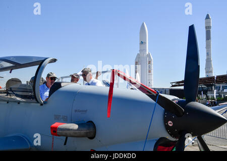 Paris, Frankreich. 19. Juni 2017. Menschen besuchen die 52. International Paris Air und Space Show auf dem Flughafen Le Bourget bei Paris, Frankreich, am 19. Juni 2017. Die 52. International Paris Air und Space Show startete am Montag die Spitzentechnologie von heute und die Zukunft der Luft- und Raumfahrt-Industrie zu präsentieren. Bildnachweis: Chen Yichen/Xinhua/Alamy Live-Nachrichten Stockfoto