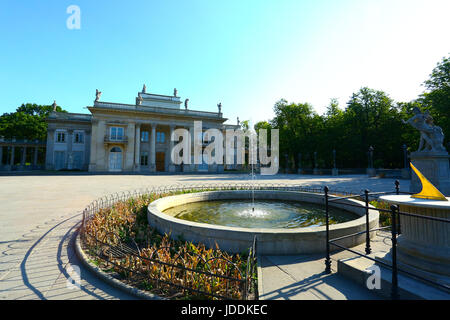 Warschau, Polen. 20. Juni 2017. Polen, Warschau, 20. Juni 2017: voller Sonnenschein bei steigenden Temperaturen füllt leere Lazienki-Park am Morgen. Bildnachweis: Madeleine Ratz/Alamy Live-Nachrichten Stockfoto