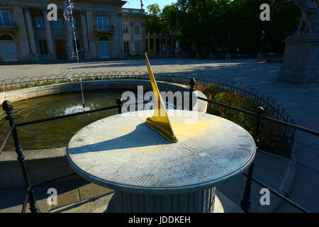 Warschau, Polen. 20. Juni 2017. Polen, Warschau, 20. Juni 2017: voller Sonnenschein bei steigenden Temperaturen füllt leere Lazienki-Park am Morgen. Bildnachweis: Madeleine Ratz/Alamy Live-Nachrichten Stockfoto