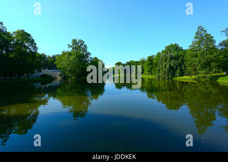 Warschau, Polen. 20. Juni 2017. Polen, Warschau, 20. Juni 2017: voller Sonnenschein bei steigenden Temperaturen füllt leere Lazienki-Park am Morgen. Bildnachweis: Madeleine Ratz/Alamy Live-Nachrichten Stockfoto