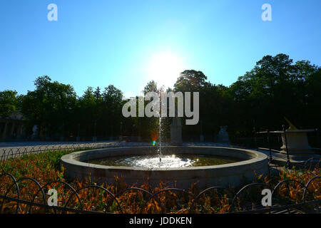 Warschau, Polen. 20. Juni 2017. Polen, Warschau, 20. Juni 2017: voller Sonnenschein bei steigenden Temperaturen füllt leere Lazienki-Park am Morgen. Bildnachweis: Madeleine Ratz/Alamy Live-Nachrichten Stockfoto