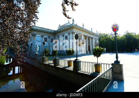 Warschau, Polen. 20. Juni 2017. Polen, Warschau, 20. Juni 2017: voller Sonnenschein bei steigenden Temperaturen füllt leere Lazienki-Park am Morgen. Bildnachweis: Madeleine Ratz/Alamy Live-Nachrichten Stockfoto