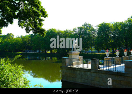 Warschau, Polen. 20. Juni 2017. Polen, Warschau, 20. Juni 2017: voller Sonnenschein bei steigenden Temperaturen füllt leere Lazienki-Park am Morgen. Bildnachweis: Madeleine Ratz/Alamy Live-Nachrichten Stockfoto
