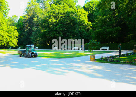 Warschau, Polen. 20. Juni 2017. Polen, Warschau, 20. Juni 2017: voller Sonnenschein bei steigenden Temperaturen füllt leere Lazienki-Park am Morgen. Bildnachweis: Madeleine Ratz/Alamy Live-Nachrichten Stockfoto