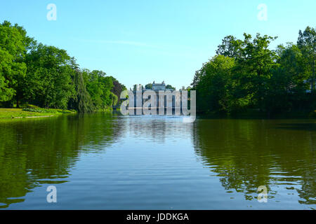 Warschau, Polen. 20. Juni 2017. Polen, Warschau, 20. Juni 2017: voller Sonnenschein bei steigenden Temperaturen füllt leere Lazienki-Park am Morgen. Bildnachweis: Madeleine Ratz/Alamy Live-Nachrichten Stockfoto