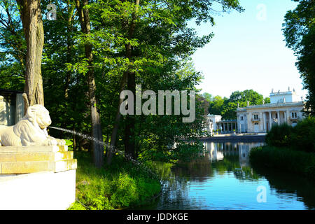 Warschau, Polen. 20. Juni 2017. Polen, Warschau, 20. Juni 2017: voller Sonnenschein bei steigenden Temperaturen füllt leere Lazienki-Park am Morgen. Bildnachweis: Madeleine Ratz/Alamy Live-Nachrichten Stockfoto